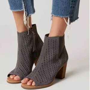 TOMS Majorca Suede Ankle Boots Booties Perforated Peep-Toe Sz 8 Forged Iron Gray